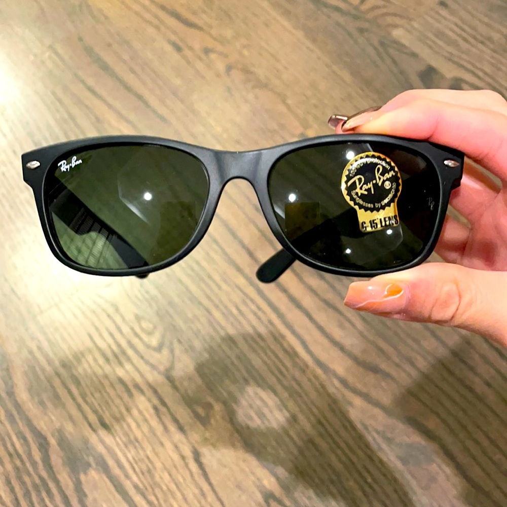 RayBan NEW WAYFARER CLASSIC, NWT, Lenses:  Green Solid Color + Frame:Black